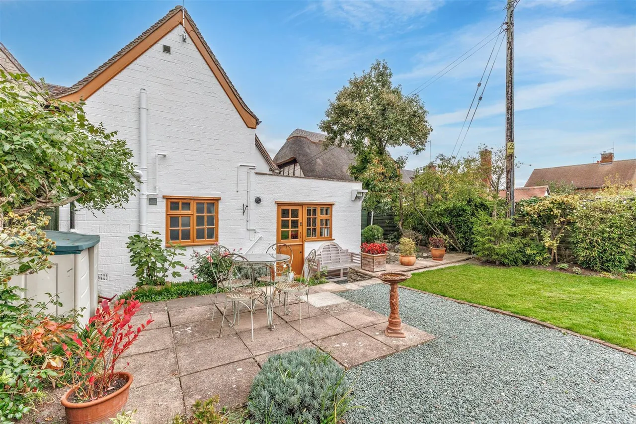 Main Street, Offenham, WR11, photo 24