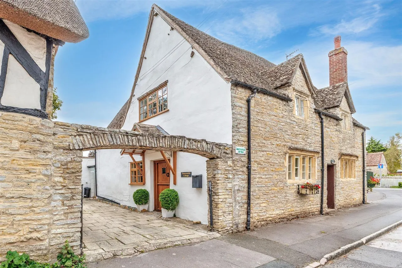 3 bed house for sale — Main Street, Offenham, WR11