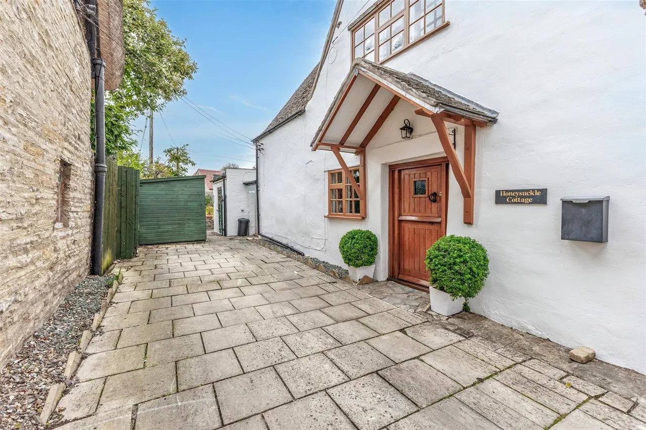 Main Street, Offenham, WR11, photo 19