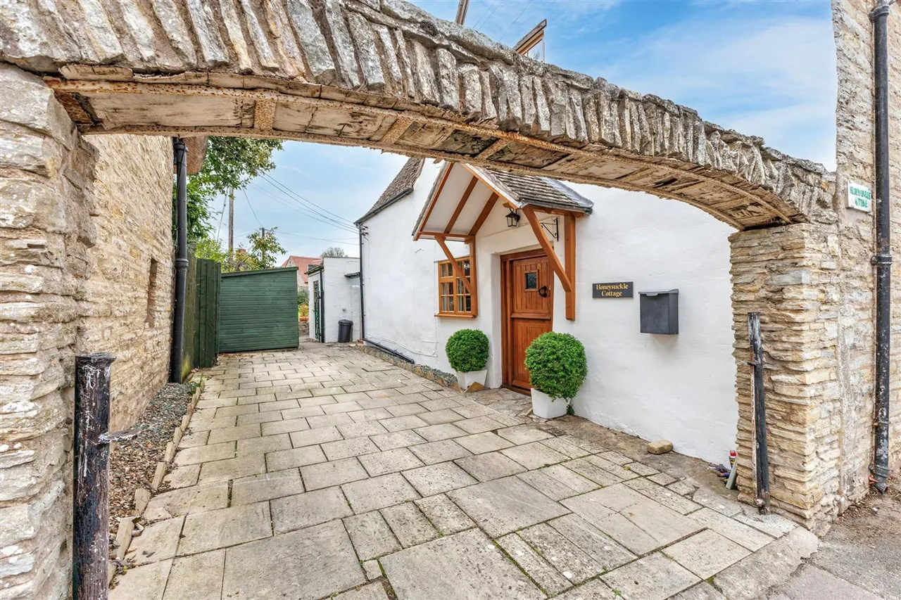 Main Street, Offenham, WR11, photo 23