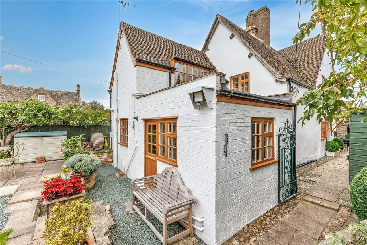 Main Street, Offenham, WR11, photo 17