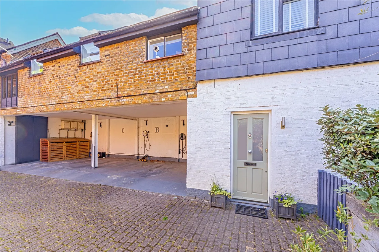 3 bed flat for sale — Station Road, Hampton, London, TW12 2AX