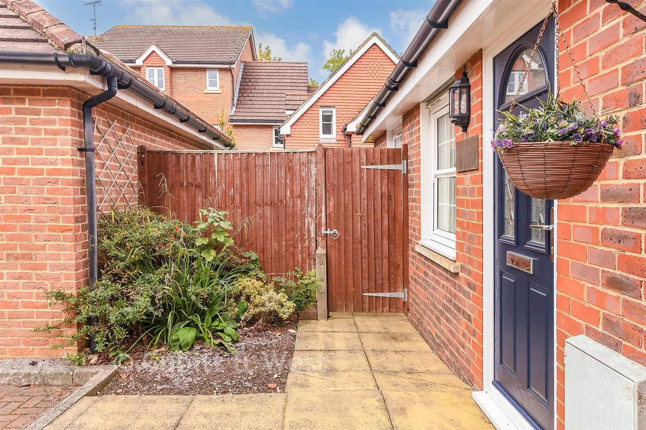 2 bed house for sale, Kings Road, Horsham, RH13