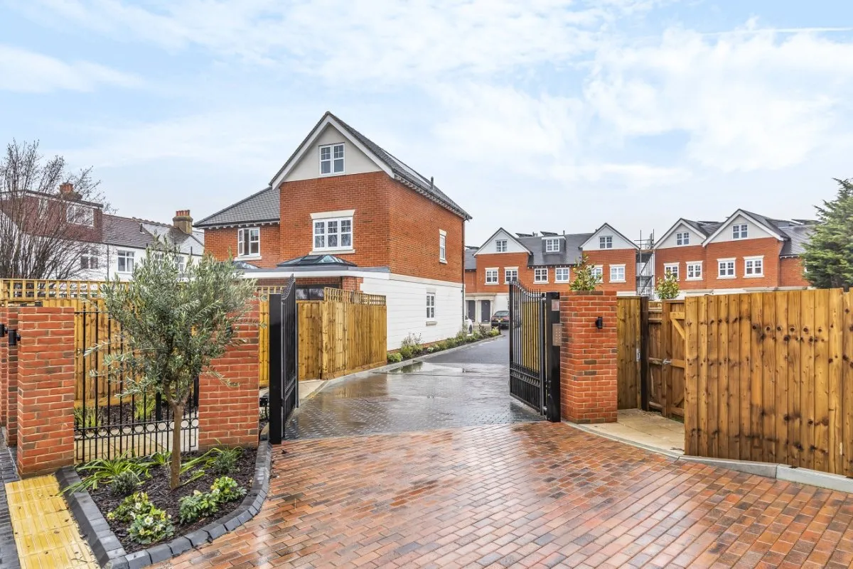 Bowling Green Mews, Raynes Park, London, SW20, photo 2