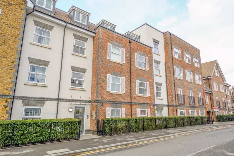 2 bed flat to rent — Bridge Street, Walton-On-Thames KT12 1AL