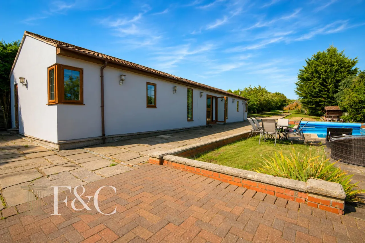 St Leonards Road, Nazeing, photo 25