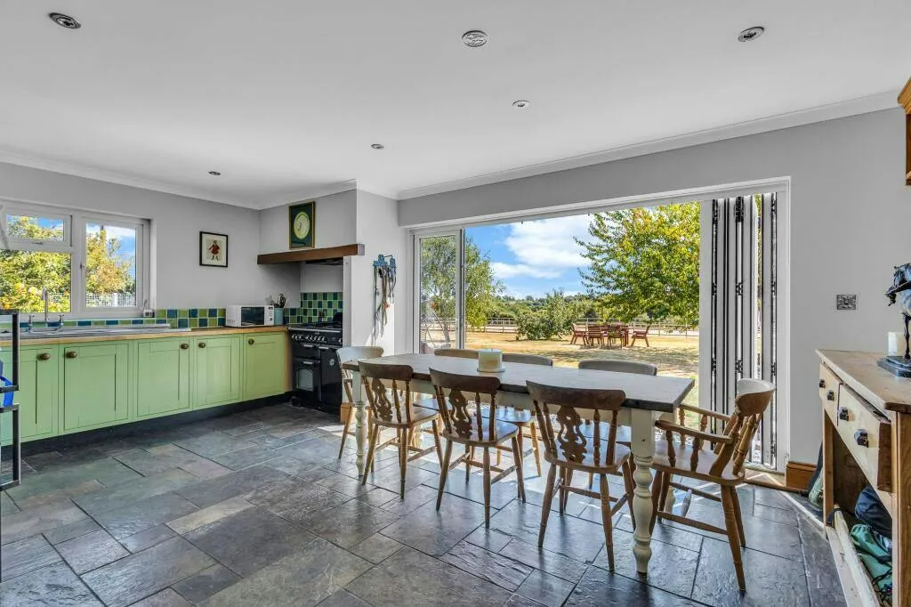 East Langdon Road, Guston, CT15, photo 5