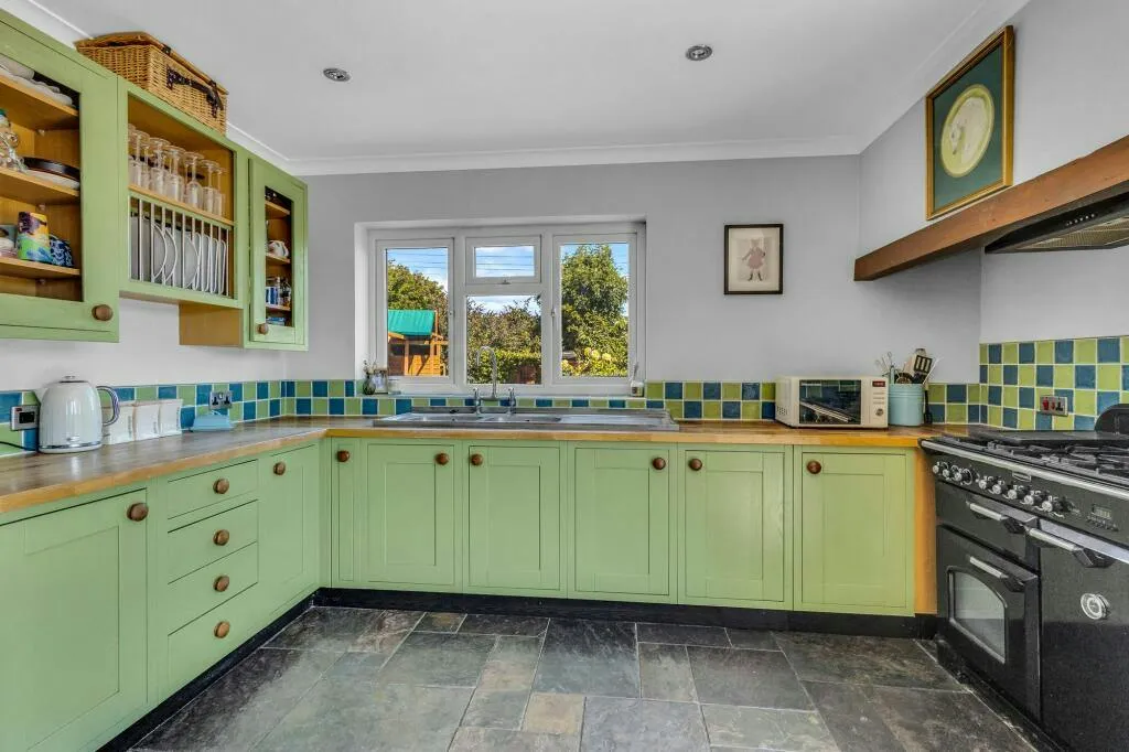 East Langdon Road, Guston, CT15, photo 9