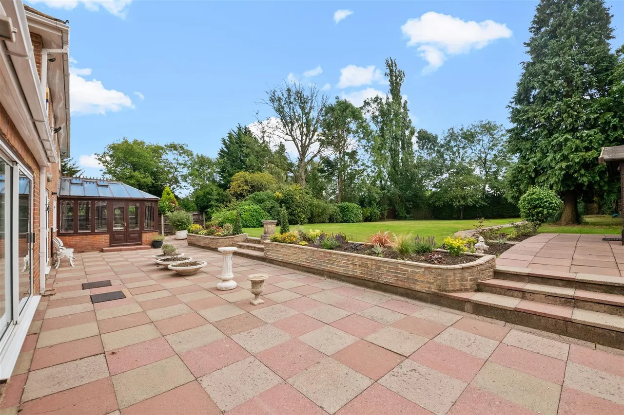 Vine Grove, Hillingdon, photo 31