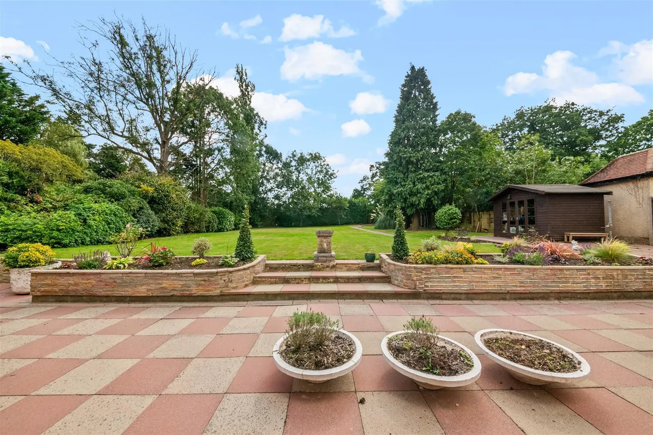 Vine Grove, Hillingdon, photo 32