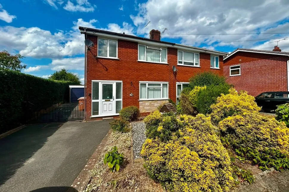 3 bed house for sale — Westway, Shavington, Cheshire, CW2
