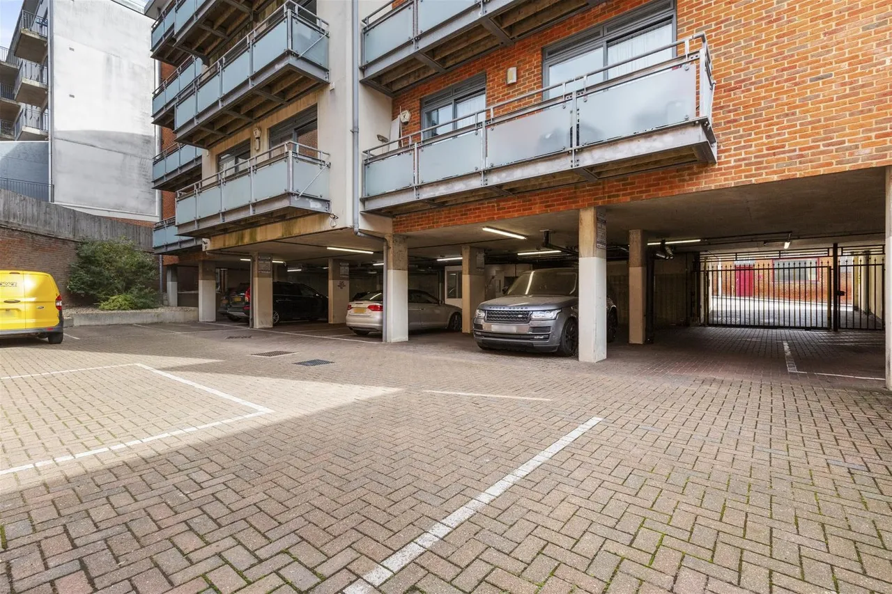 Corporation Street, High Wycombe, HP13, photo 13