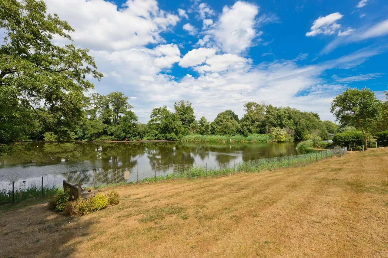 Farington Acres, Vale Road, Weybridge, Surrey, KT13 9NH, photo 2