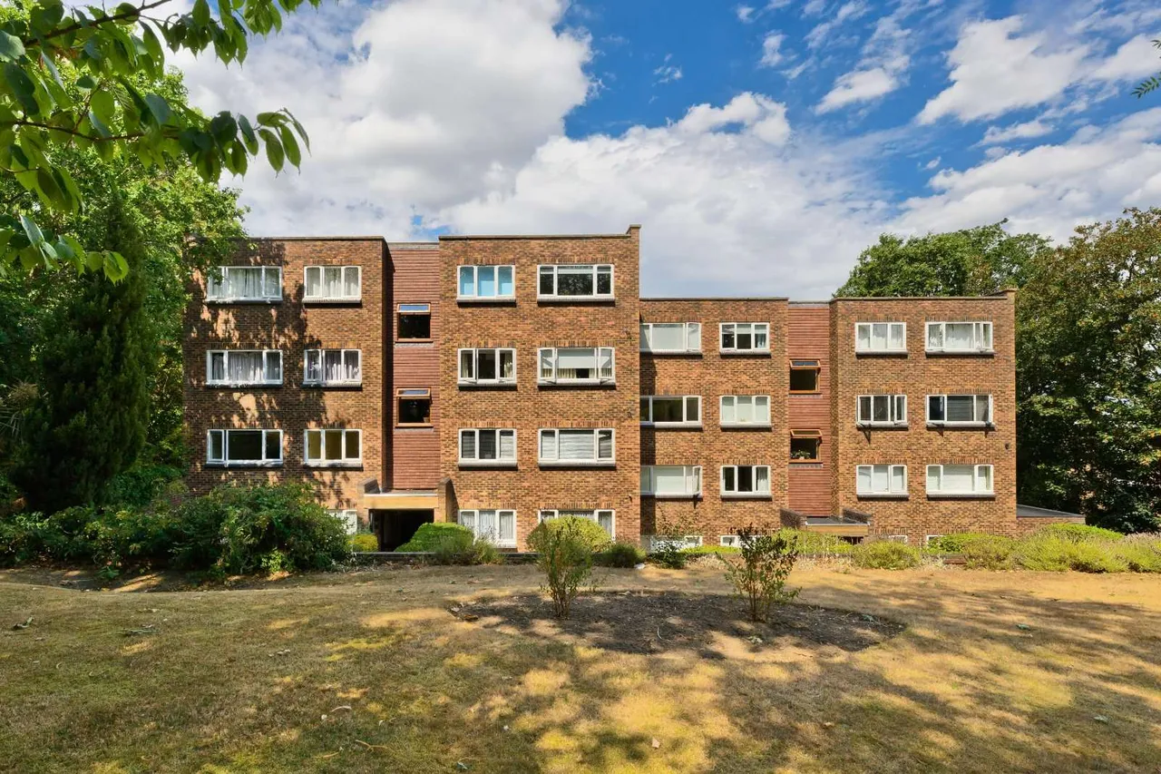 2 bed flat for sale — Farington Acres, Vale Road, Weybridge, Surrey, KT13 9NH