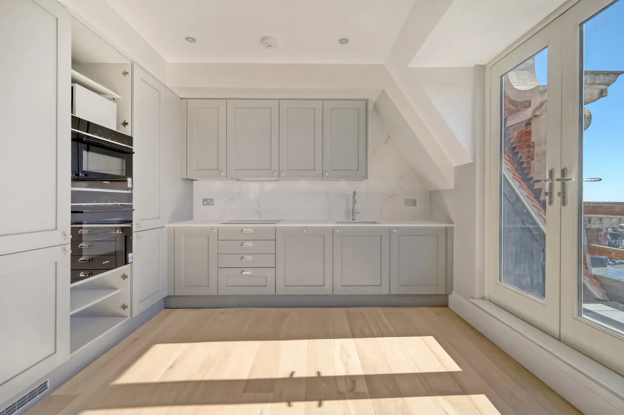The Grand Apartments, Leigh-On- Sea, SS9 1PJ, photo 3
