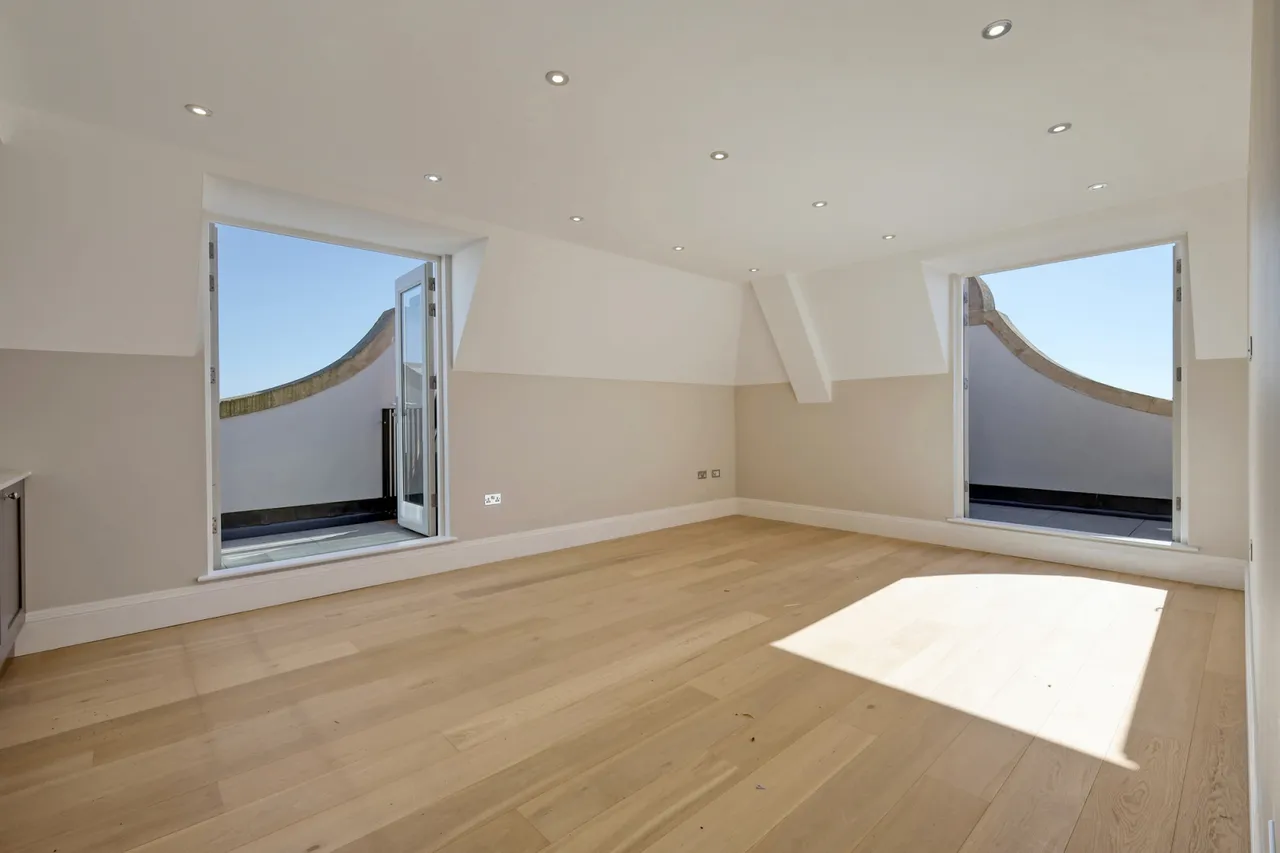 The Grand Apartments, Leigh-On- Sea, SS9 1PJ, photo 5