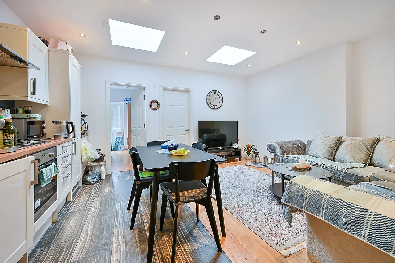Flat 2, 60 Wesley Avenue, Park Royal, photo 2