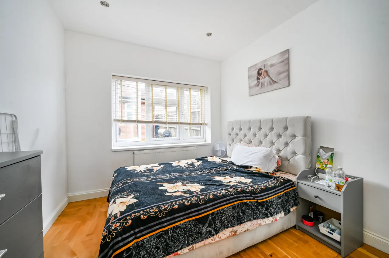 Flat 2, 60 Wesley Avenue, Park Royal, photo 4