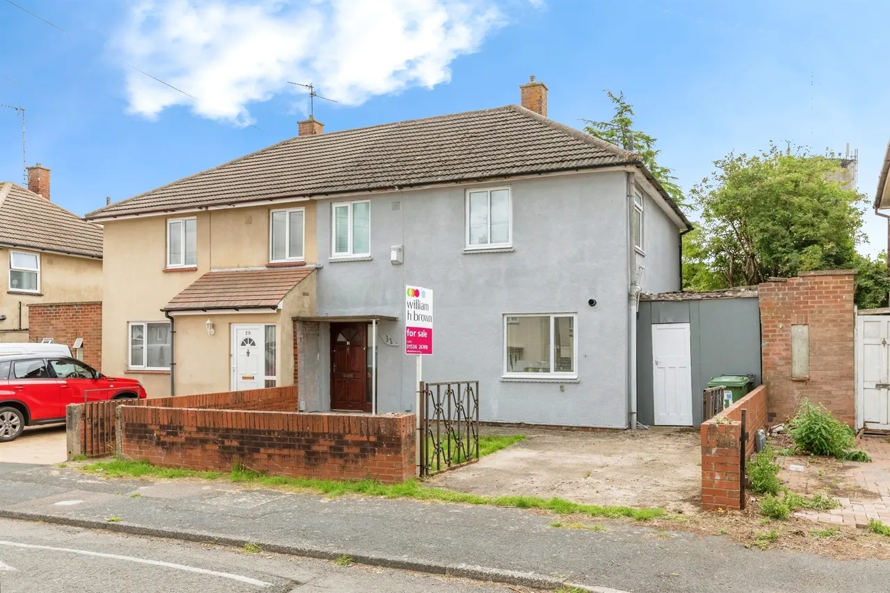3 bed house for sale — Lindisfarne Road, Corby