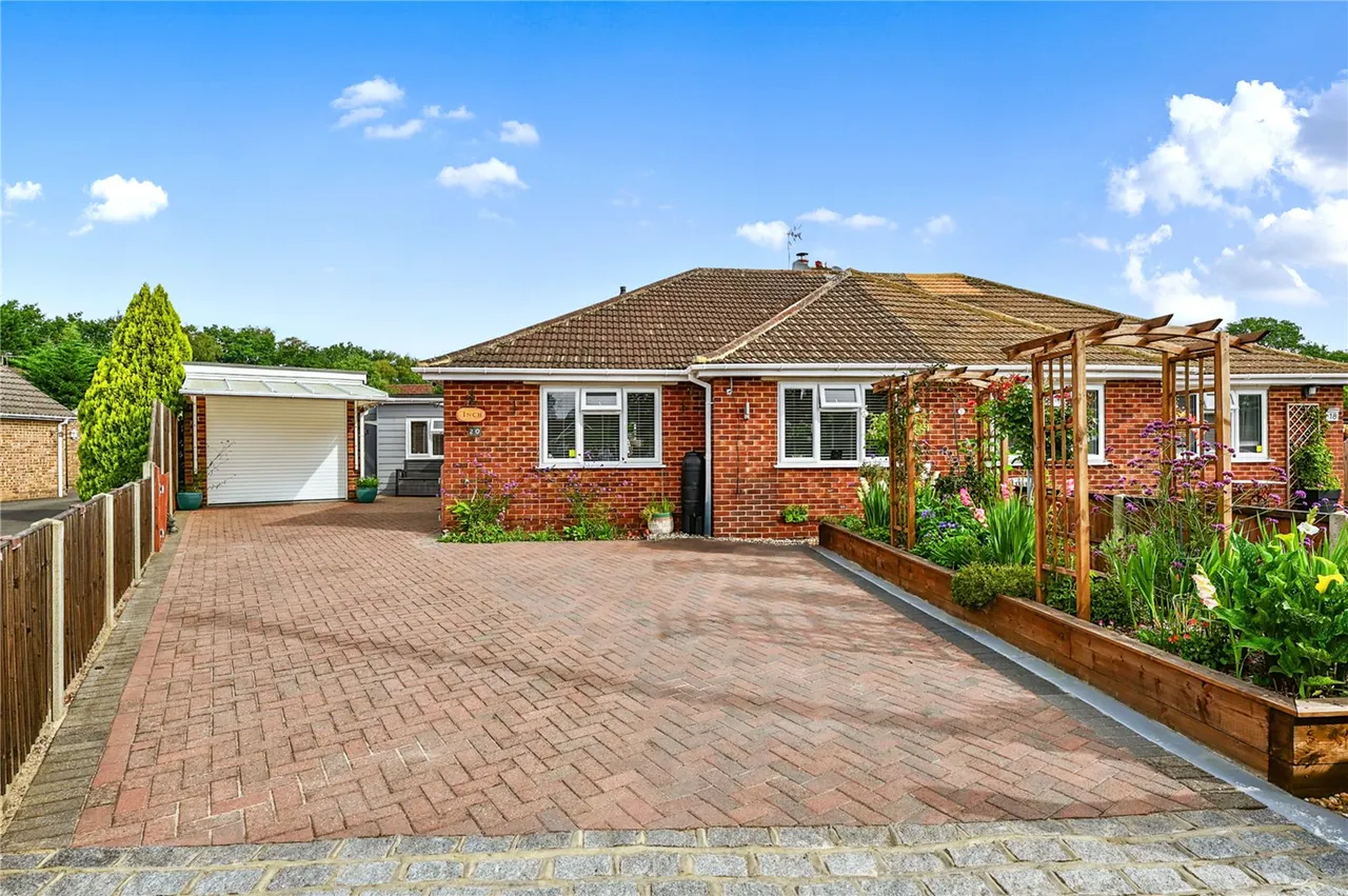 2 bed house for sale — Waverley Drive, Ash Vale, Guildford, Surrey, GU12 5JW