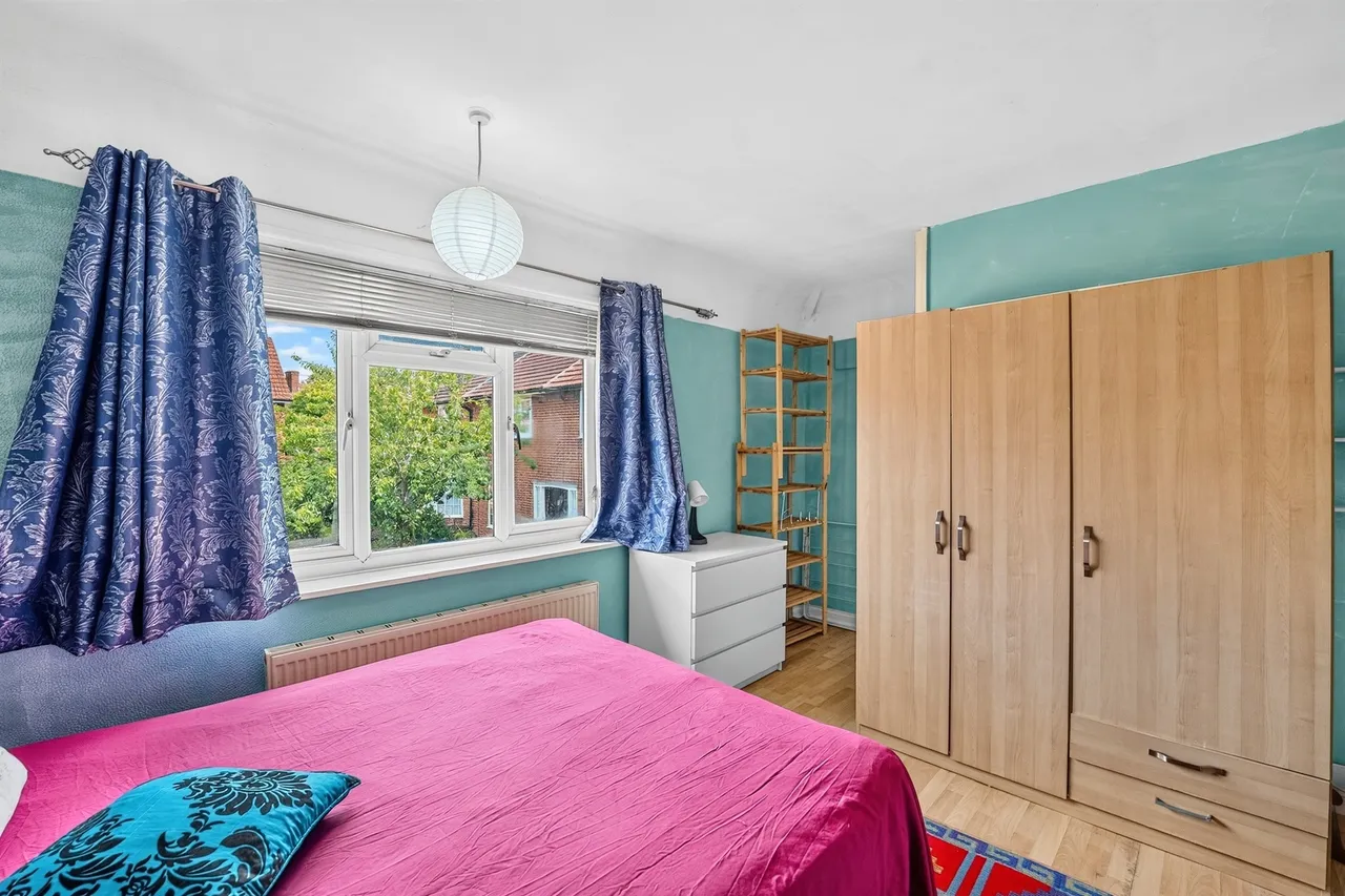 3 bed house for sale — Chester Gardens, Morden