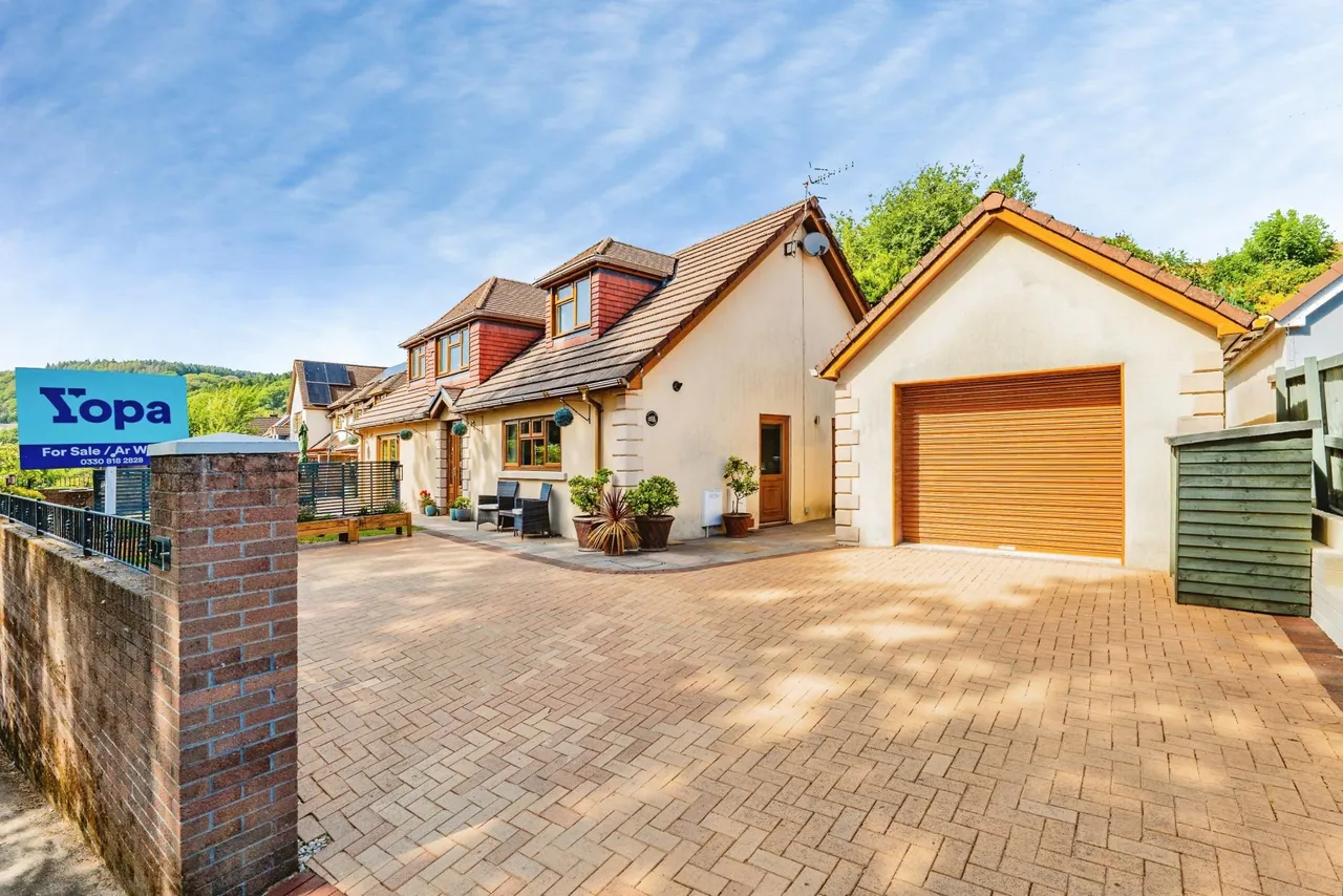 4 bed house for sale, Griffin Rise, Treharris, CF46