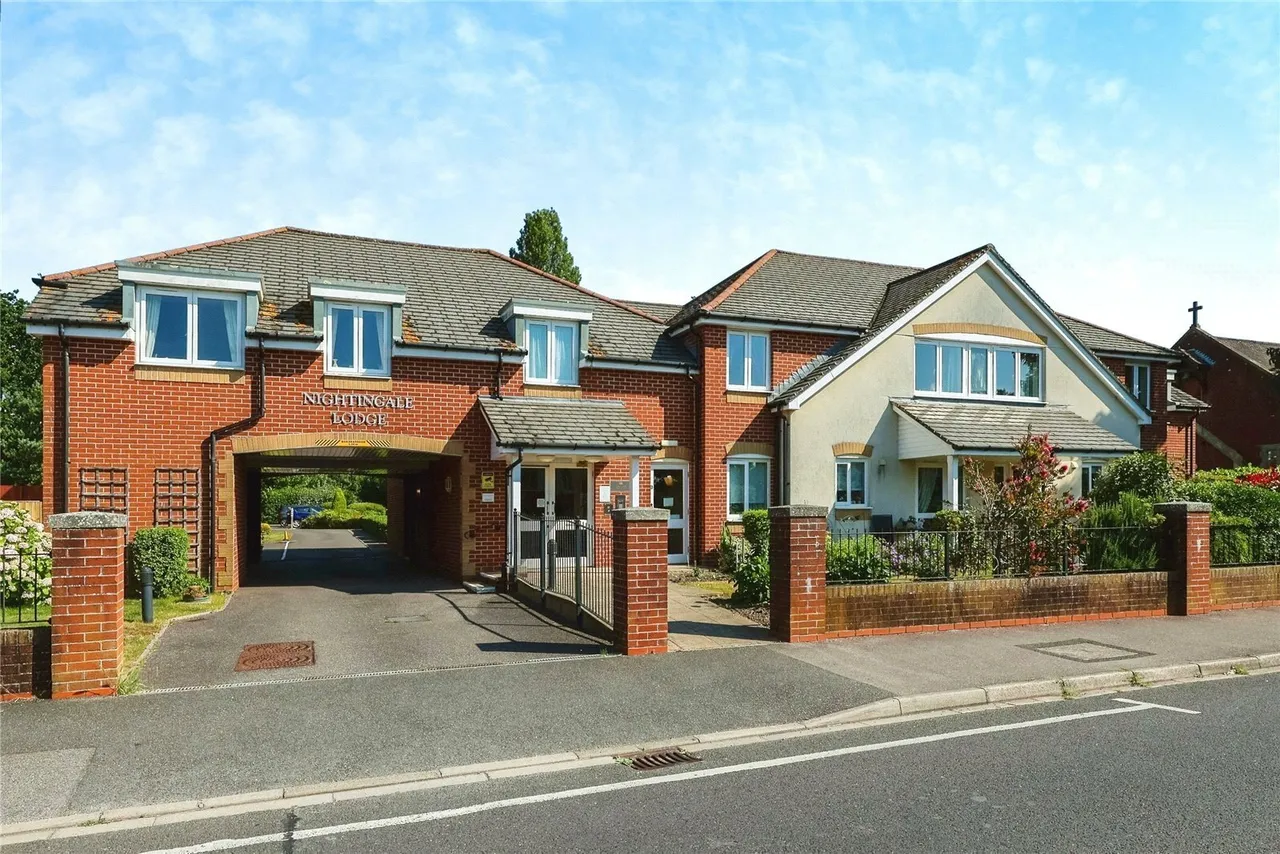 2 bed flat for sale, Padnell Road, Waterlooville, PO8