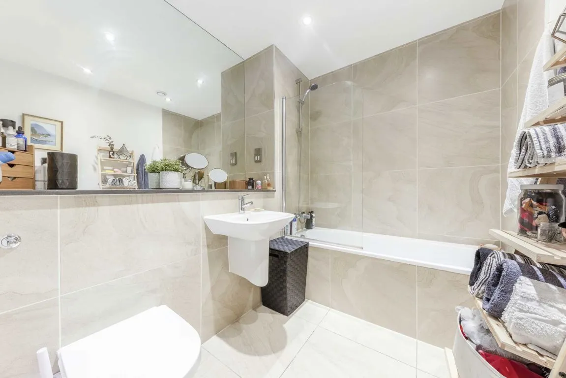 Streatham High Road, SW16, photo 4