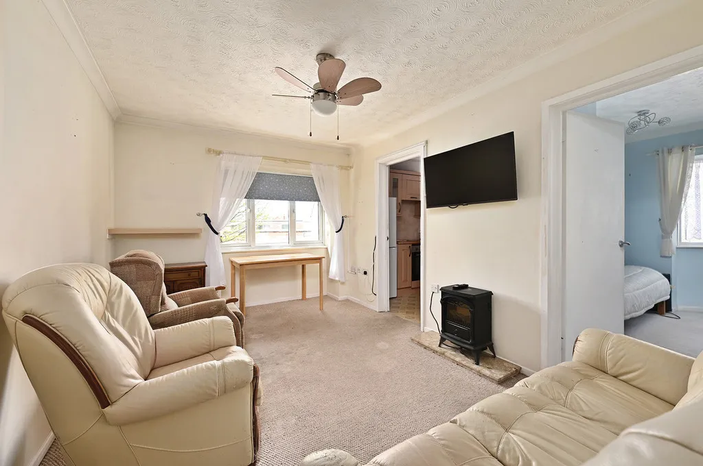 Broom Way, Blackwater, GU17, photo 3