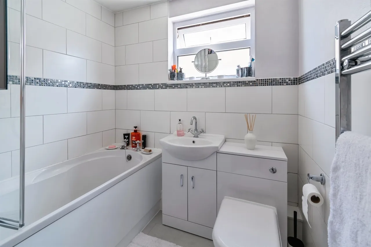 Pine Close, Corsham, SN13, photo 16