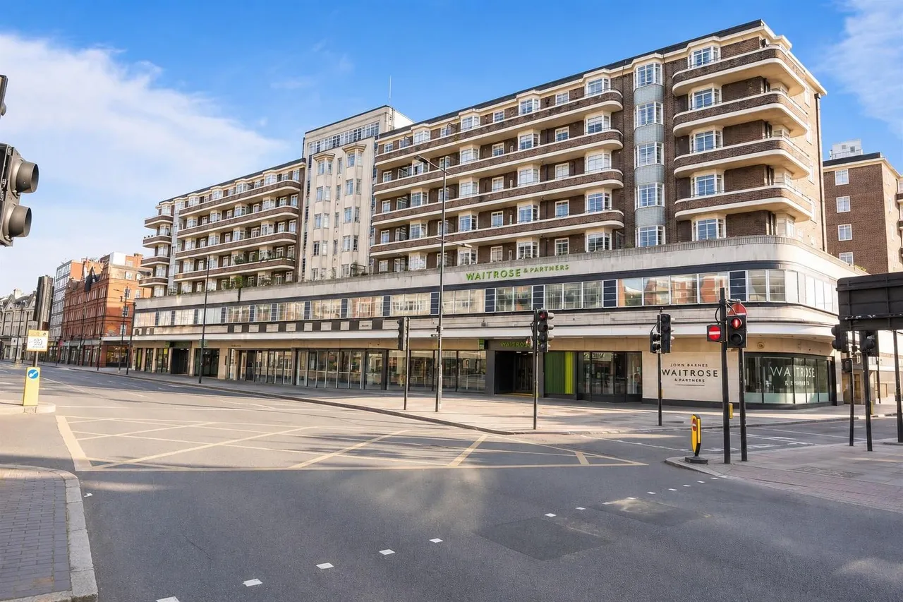 Finchley Road, London NW3 6LE, photo 2