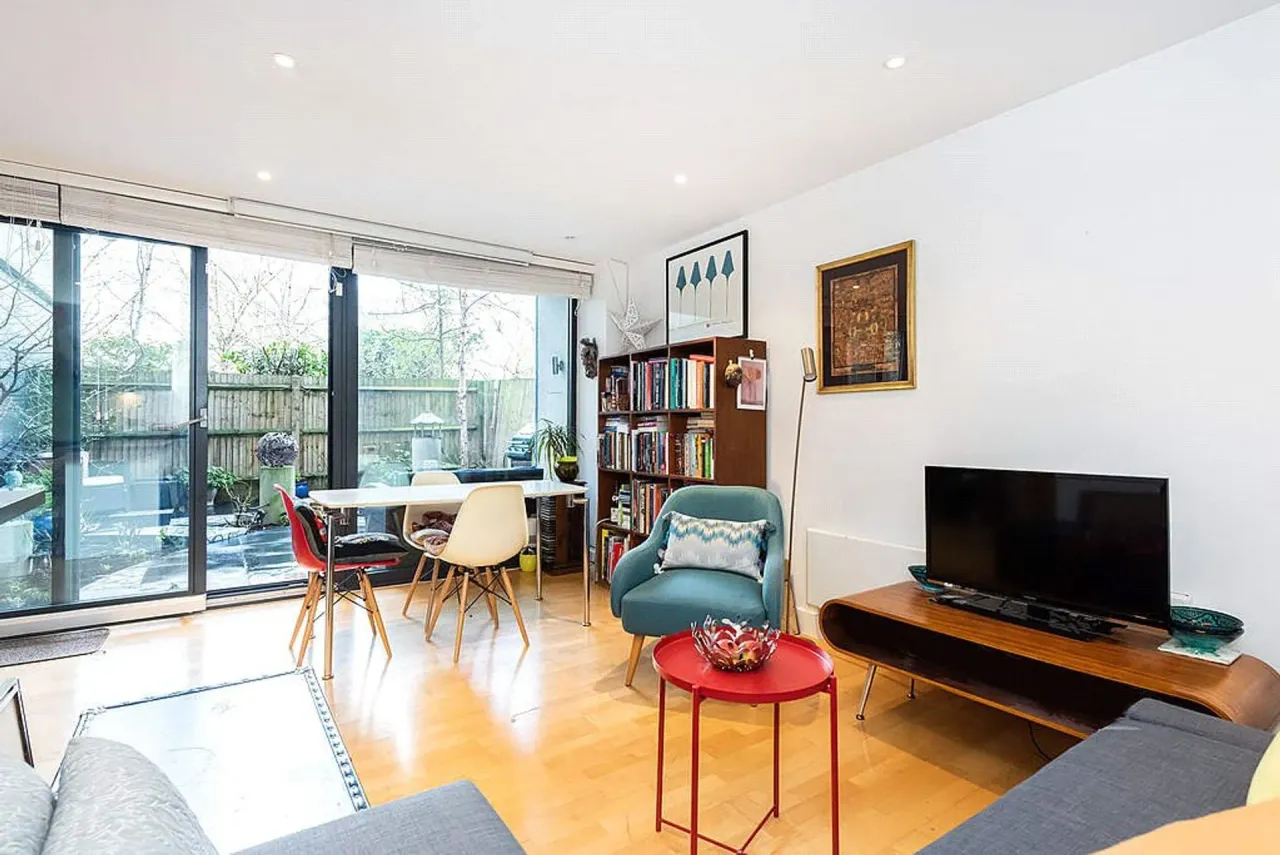 2 bed flat for sale — Guide £550,000 - £575,000 Florida Street, London E2