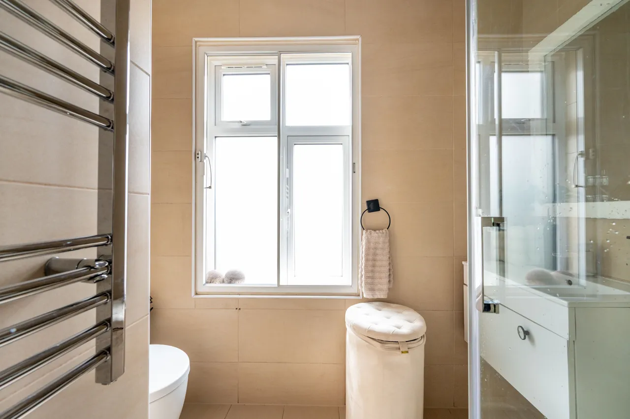 Flat 5, 1-5 Broadway Parade, The Broadway, London, photo 3