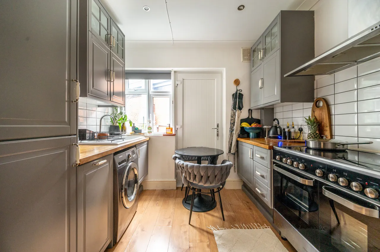 Flat 5, 1-5 Broadway Parade, The Broadway, London, photo 2