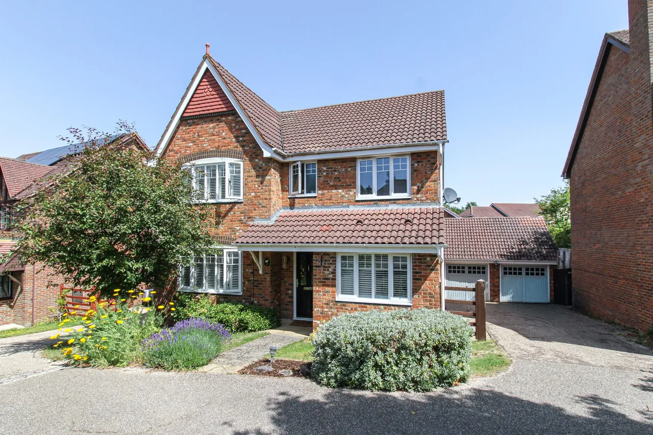 4 bed house for sale — Ovington Drive, Fleet, GU51 1DF