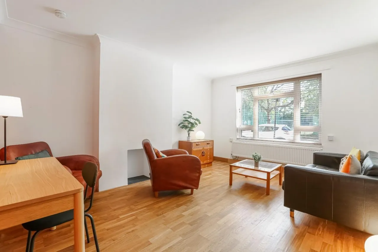 3 bed flat for sale, Gordon Grove, London, SE5