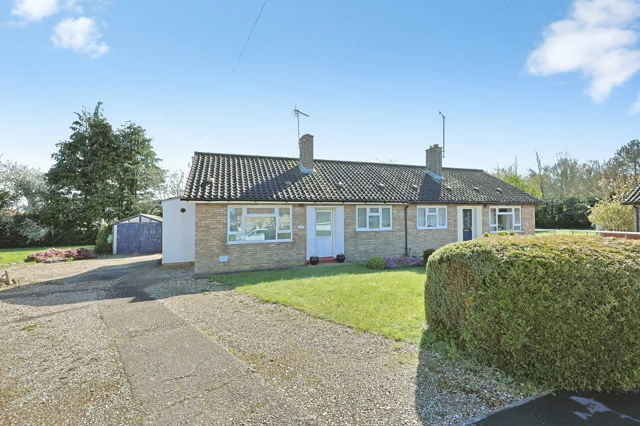 2 bed house for sale — Howlett Close, Dereham