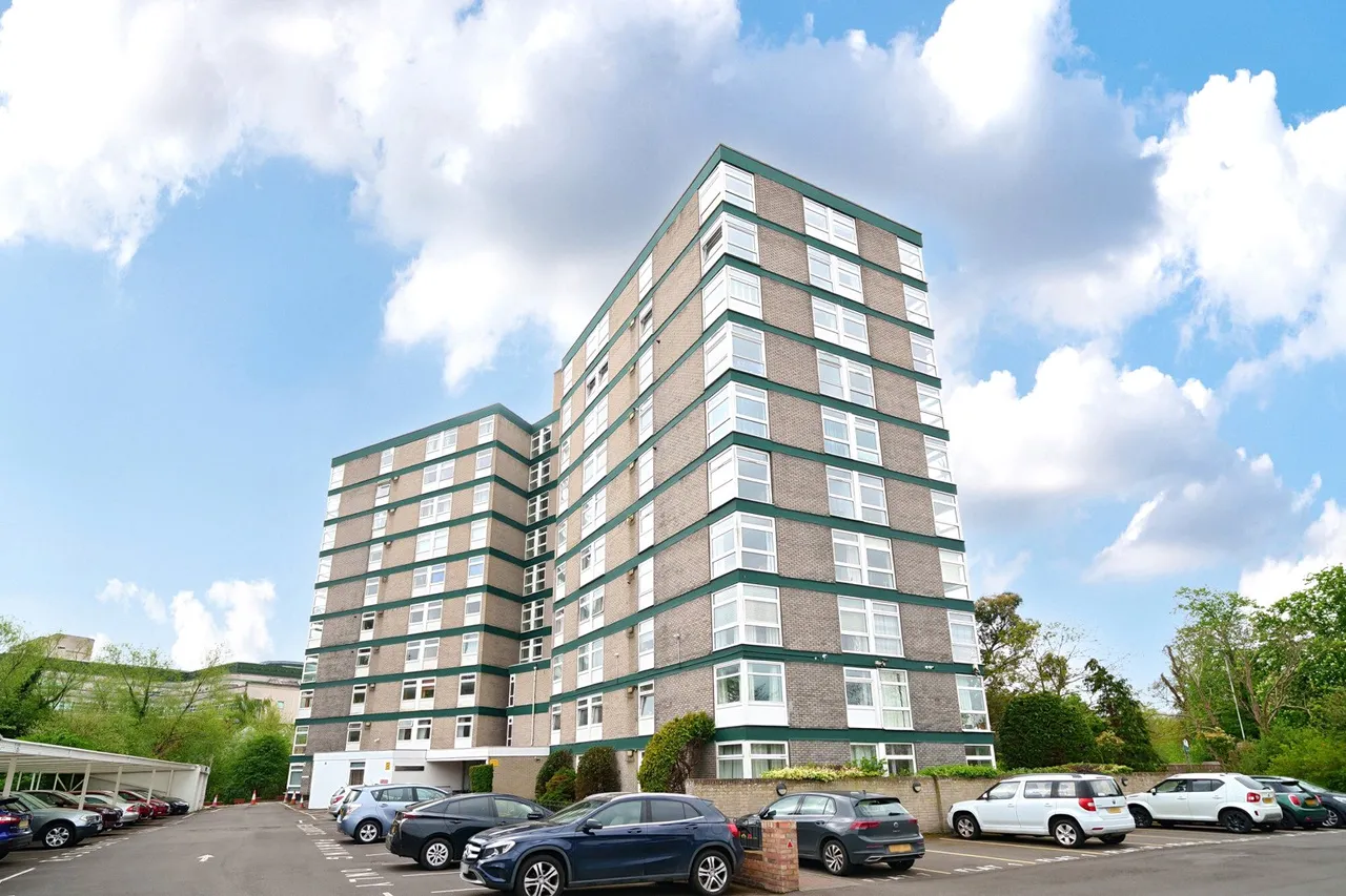 2 bed flat for sale, Oxford Road, UB9