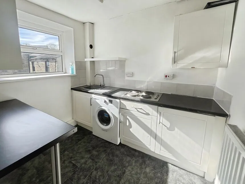2 bed flat to rent, Brook Street, Glossop, SK13