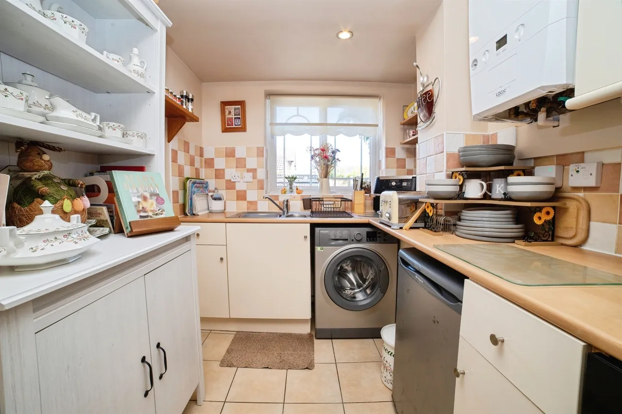 Sycamore Close, Rainworth, NG21, photo 10