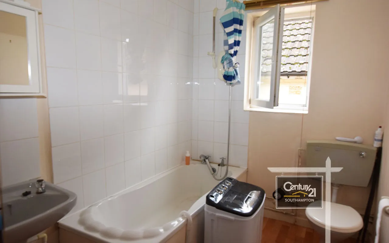 Broadlands Road, SO17, photo 5