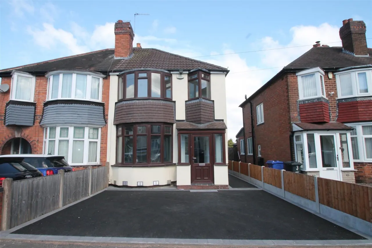 3 bed property for sale — Kiniths Way, Halesowen