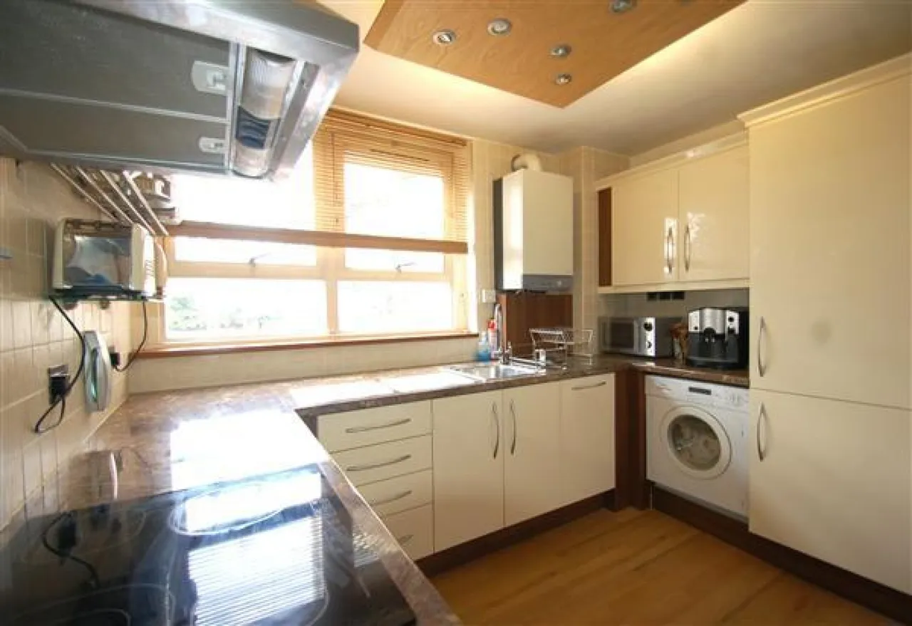 2 bed property let to rent, Keevil Drive, Southfields