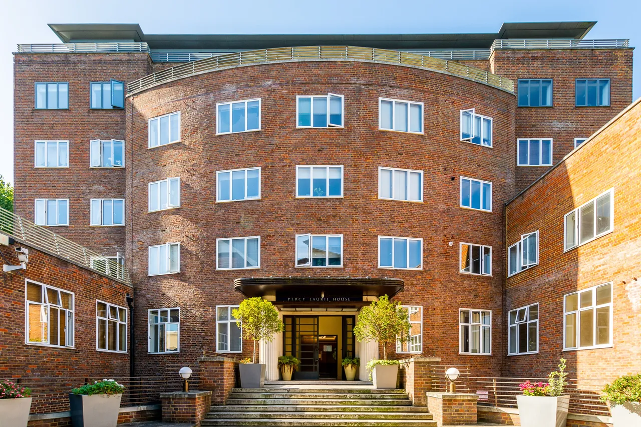 3 bed flat for sale — 8 Percy Laurie House, 217 Upper Richmond Road, London