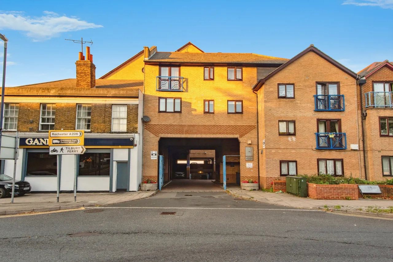 2 bed flat for sale — West Street, Gravesend