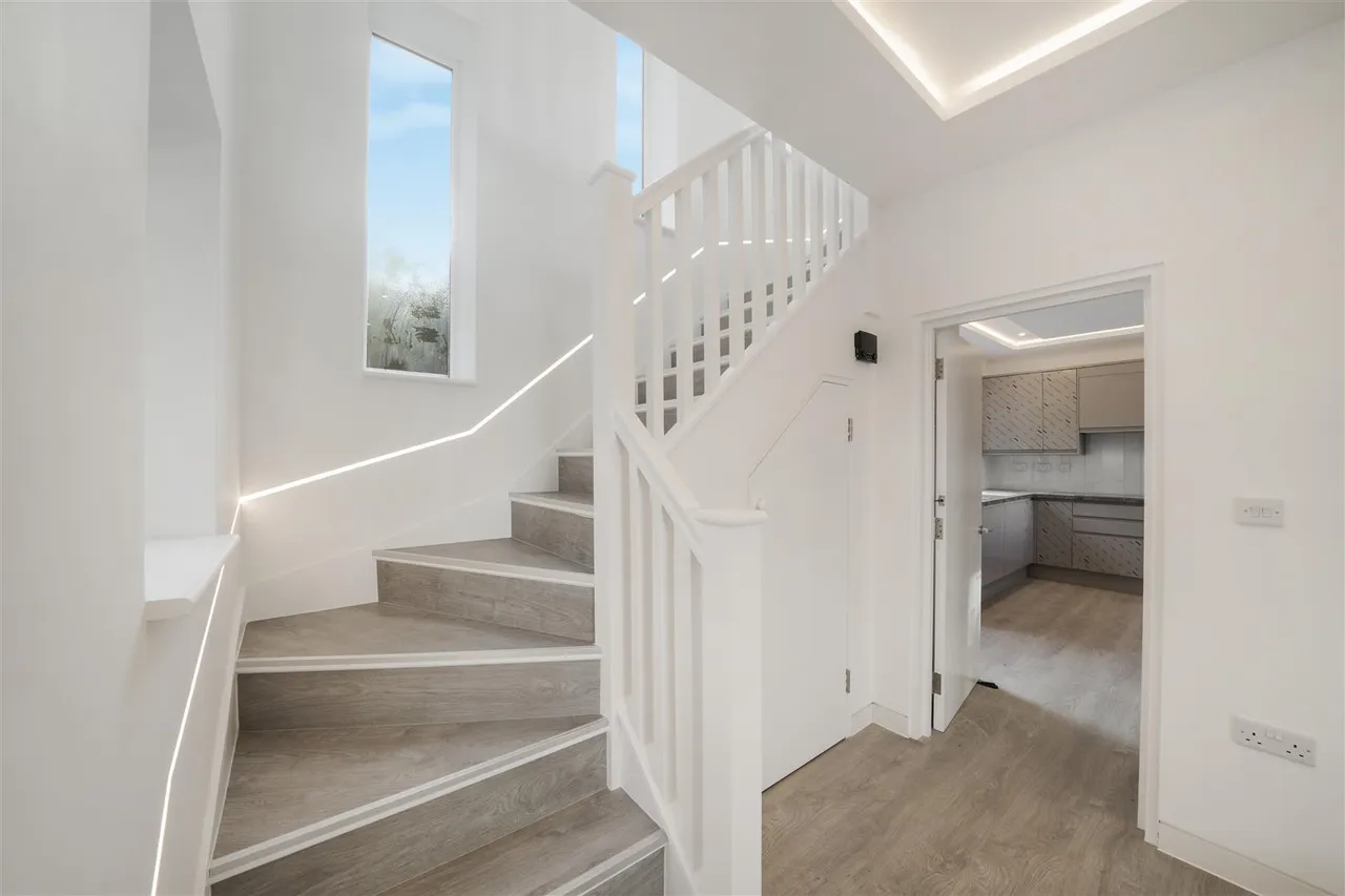 Hollycroft Avenue, Wembley, HA9, photo 10