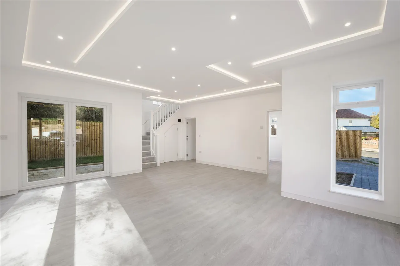 4 bed house to rent, Hollycroft Avenue, Wembley, HA9