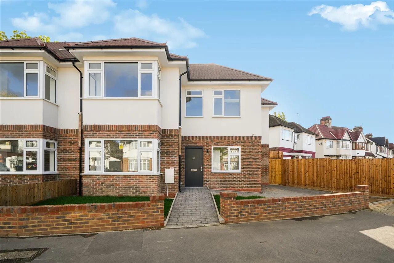 Hollycroft Avenue, Wembley, HA9, photo 3