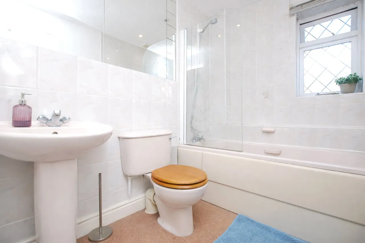 Fairborne Way, Guildford, GU2, photo 5