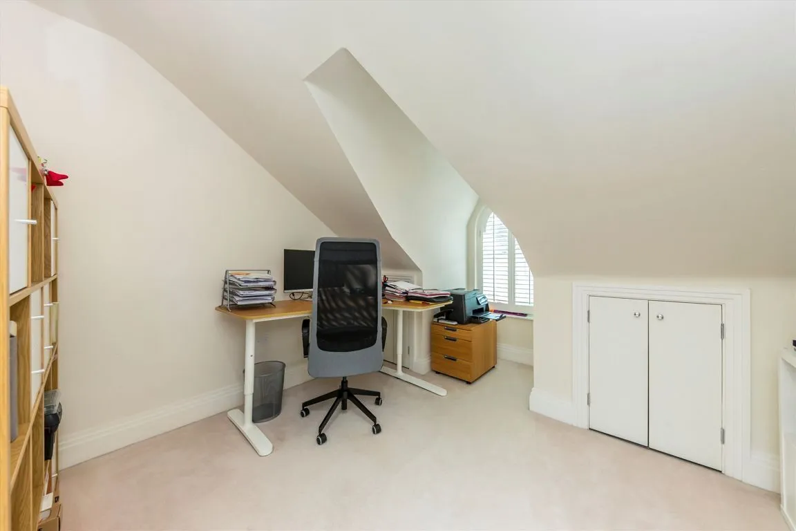 Clifton Road, KT2, photo 9